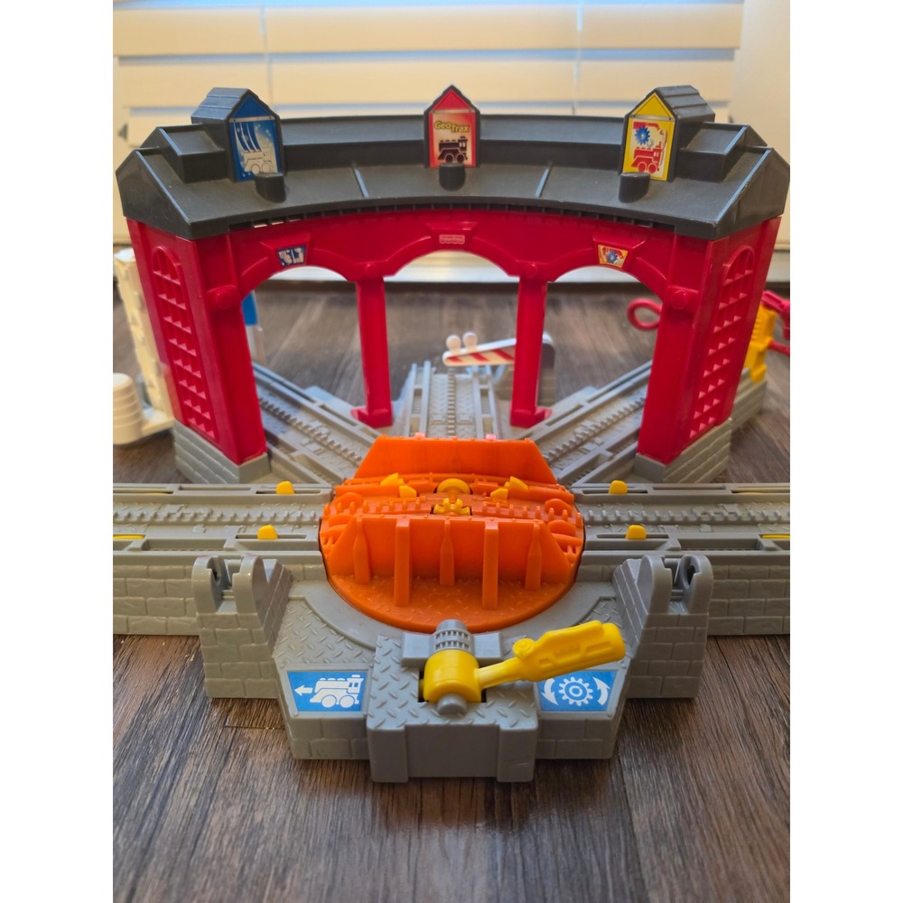 2005 Fisher Price GeoTrax Workin' Roundhouse Train Depot Station Toy Set - Picture 2 of 5